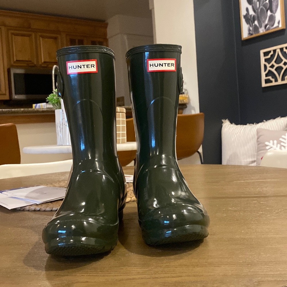 Short hunter rain boots size 7. Never worn.